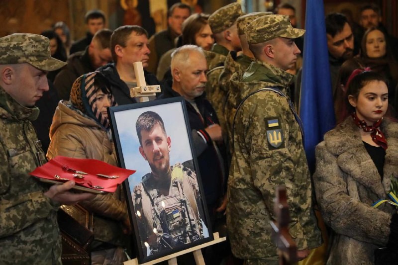 En Kiev, hoy en la catedral de San Miguel se despidió del soldado ucraniano que murió en el frente...