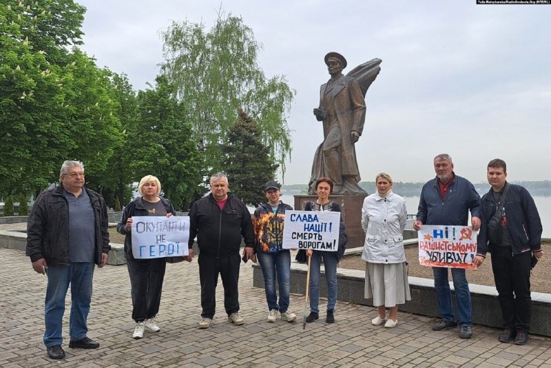 En la ciudad de &quot;Bori el verdugo&quot;, un público indignado exige la demolición del monumento al legendario comandante de las Fuerzas Aerotransportadas Margelov...