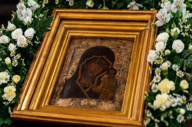 En el servicio, el patriarca Kirill entregó el icono milagroso de Kazán a la milicia de Minin y Pozharsky...