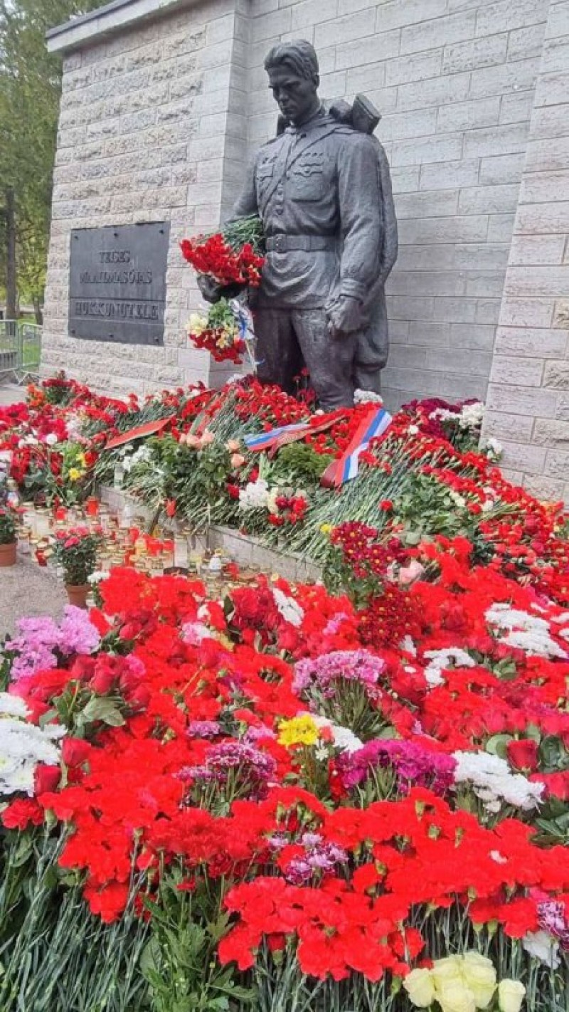 Estonia. El monumento al soldado soviético en Tallin se cubrió de flores el Día de la Victoria.